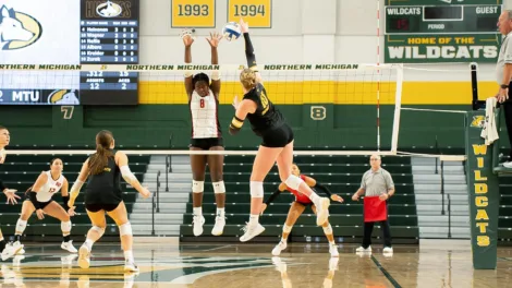 Huskies volleyball takes two of three to close out UP North Tournament